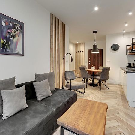 Aura III Apartments & Free Parking By Downtown Apartments 그단스크 외부 사진