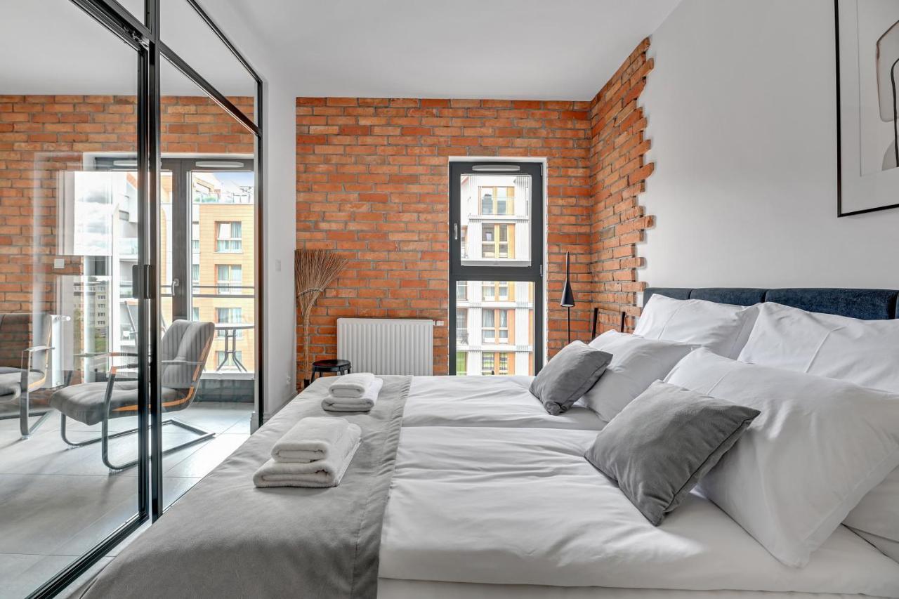 Aura III Apartments & Free Parking By Downtown Apartments 그단스크 외부 사진