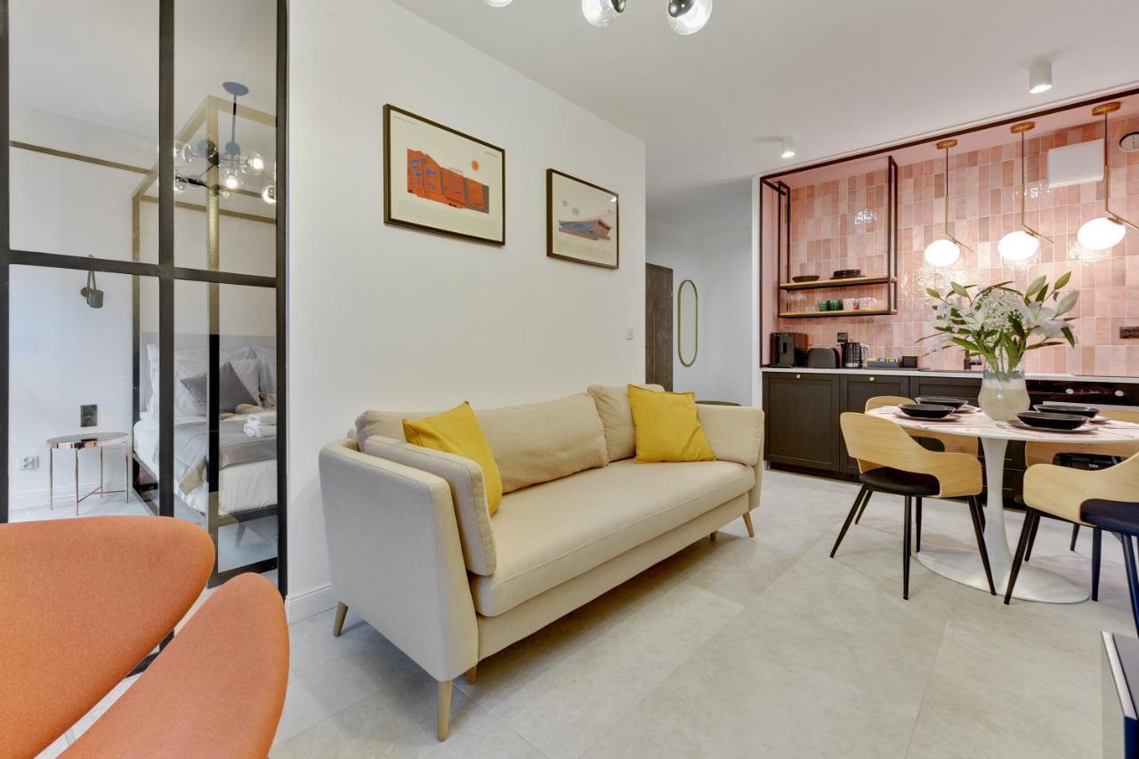 Aura III Apartments & Free Parking By Downtown Apartments 그단스크 외부 사진