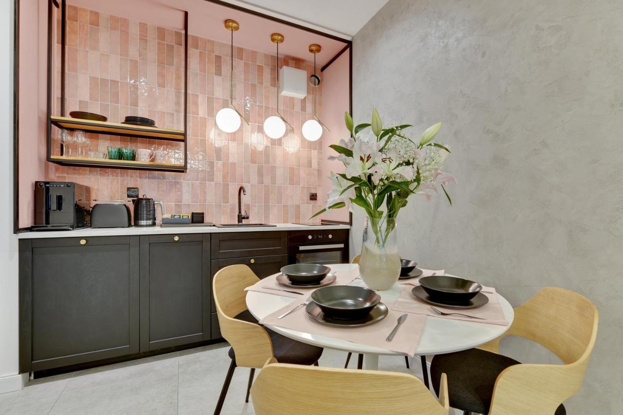 Aura III Apartments & Free Parking By Downtown Apartments 그단스크 외부 사진