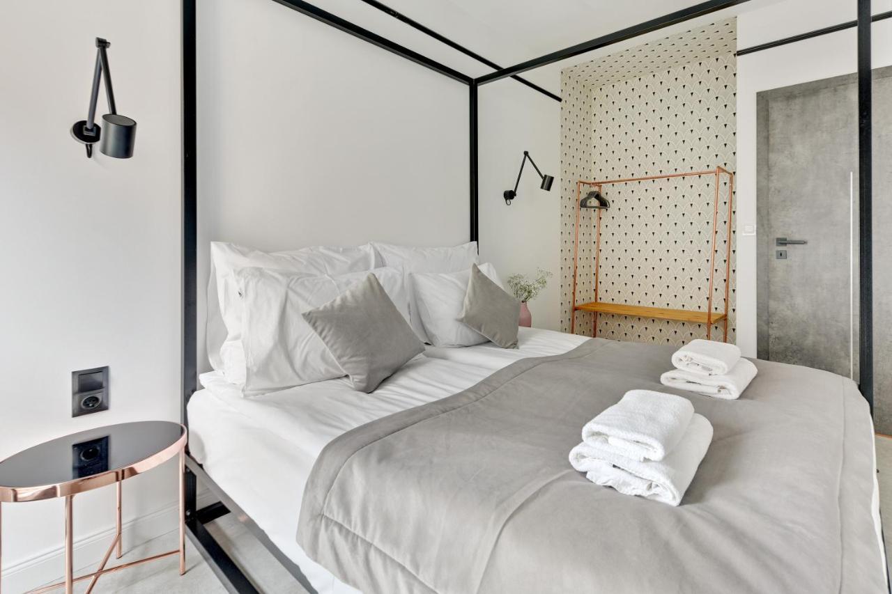 Aura III Apartments & Free Parking By Downtown Apartments 그단스크 외부 사진