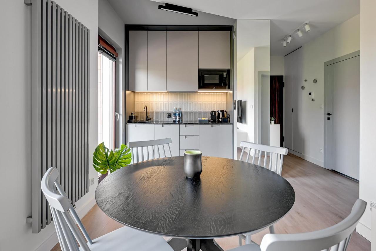 Aura III Apartments & Free Parking By Downtown Apartments 그단스크 외부 사진
