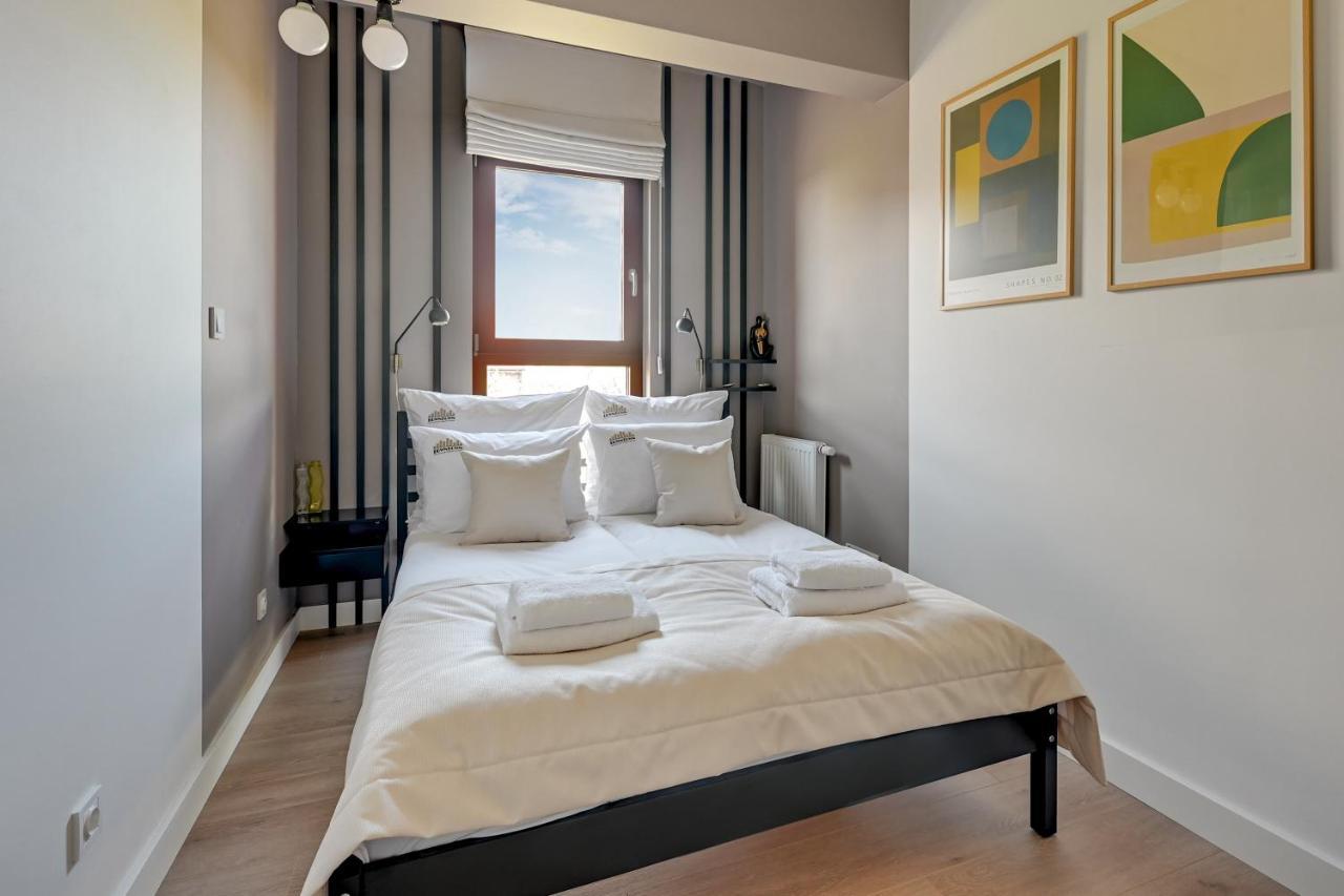 Aura III Apartments & Free Parking By Downtown Apartments 그단스크 외부 사진