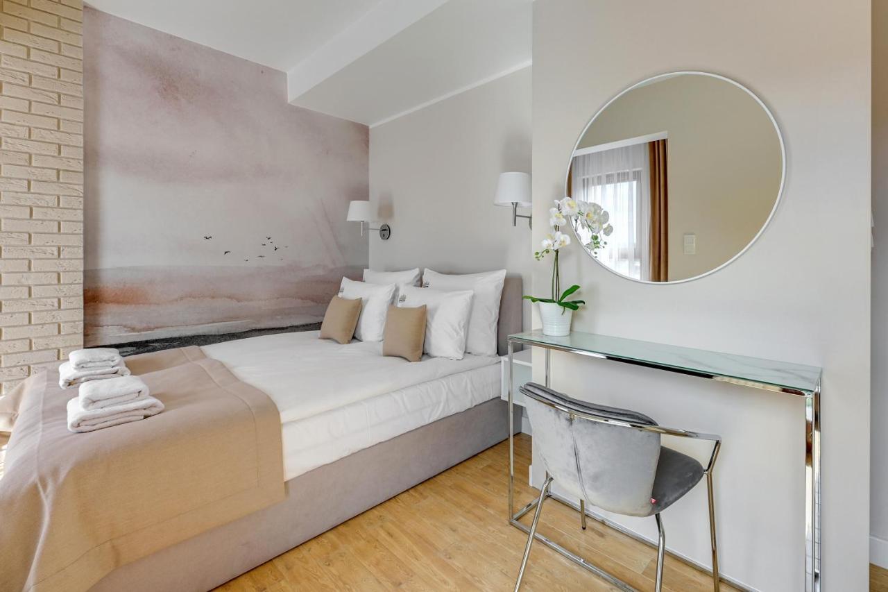Aura III Apartments & Free Parking By Downtown Apartments 그단스크 외부 사진