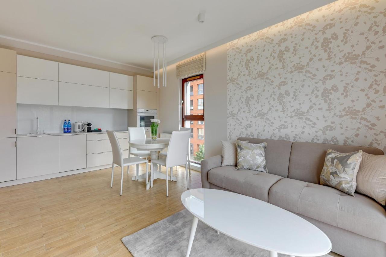 Aura III Apartments & Free Parking By Downtown Apartments 그단스크 외부 사진