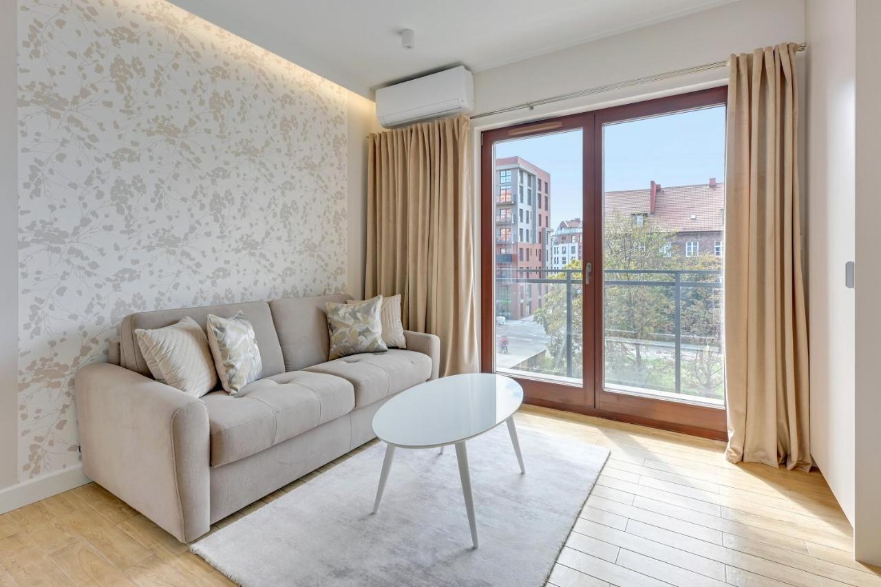 Aura III Apartments & Free Parking By Downtown Apartments 그단스크 외부 사진